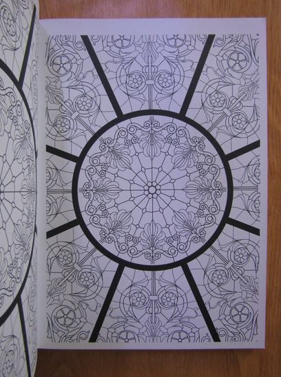 Art therapy: stained glass. 100 designs colouring in and relaxation (carte de colorat pentru adulti)