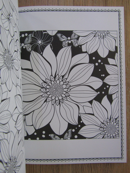 Farmecul florilor, carte de colorat cu motive florale