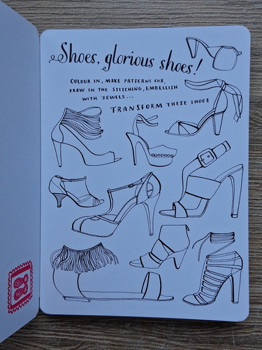 Nina Chakrabarti - My wonderful world of fashion postcards (carte de colorat)