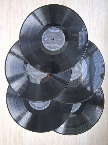 Ion Voicu, Dagobert Buchholz, Orchestra Simfonica a Filarmonicii de Stat George Enescu, Orchestra simfonica a Radioteleviziunii, Orchestra de camera din Bucuresti  - Maestri ai artei interpretative romanesti (5 viniluri)