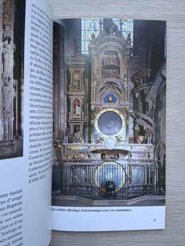 Strasbourg, Ville historique au bord de l'Ill. Guide touristique avec 110 photos couleur