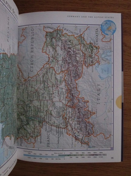 Andrew Heritage - Essential atlas of the world
