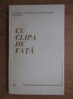 Cu clipa de fata. Versuri 