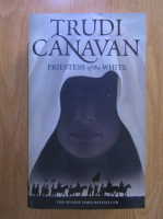 Trudi Canavan - Priestess of the white